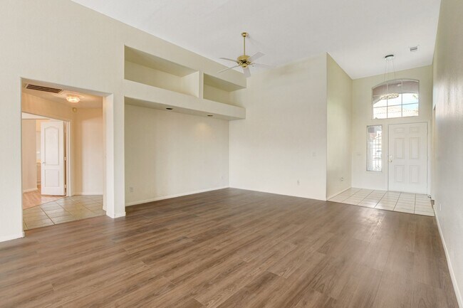 Foto del edificio - Beautiful Ranch Style Single Story w/Pool & View of the Las Vegas Strip
