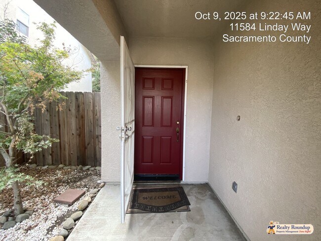 Foto del edificio - Spacious 4 Bedroom Home with 3-Car Garage, Loft and Low-Maintenance Yard