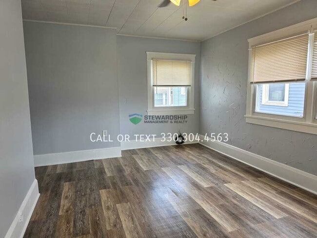 Building Photo - 531 W Lake Ave