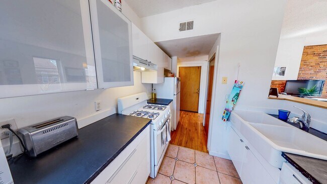 Foto del edificio - Architect-Designed 1BR in East Rock | Exposed Brick | Steps to Yale SOM