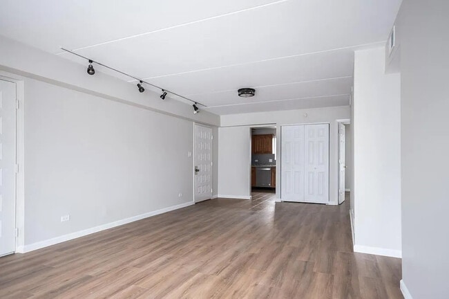 Building Photo - 6040 Lake Bluff Dr