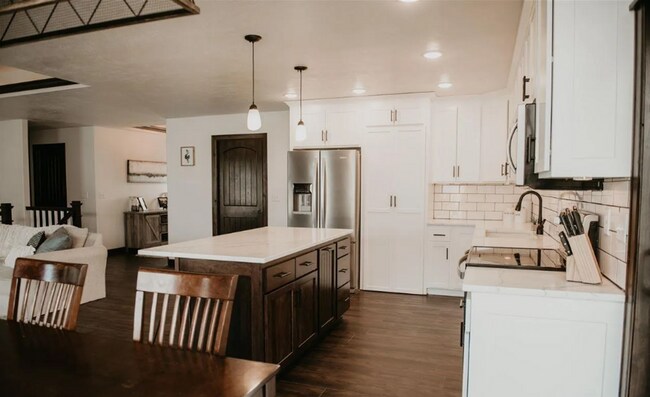 Foto del edificio - Discover Your Dream Home: Inviting Open Floor Plan, Spacious Living, and Stylish Finishes Awaits ...