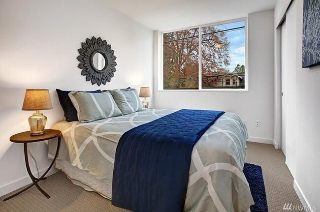 Building Photo - Stunning Townhome in University District