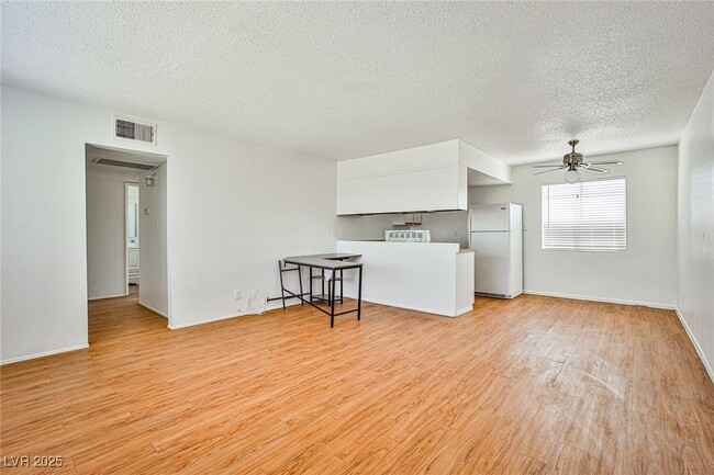 Foto del edificio - 5816 Bromley Ave