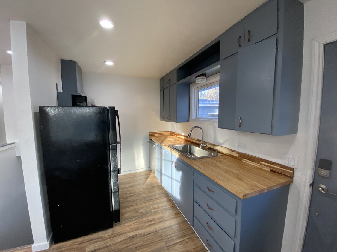 Kitchen - 1424 E Burnham Ave