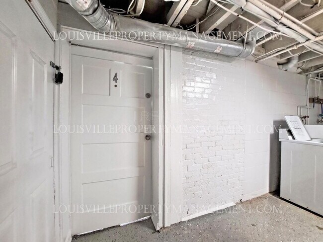 Building Photo - 319 W Lee St