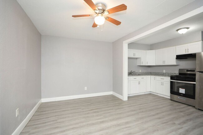 Foto del edificio - 8127 Colonial Ln