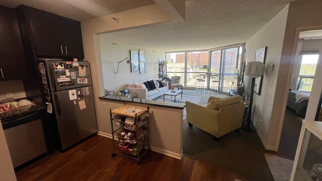 Foto del edificio - 1660 N Prospect Ave