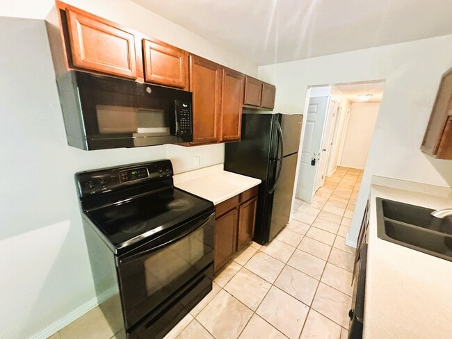 Building Photo - 2 bed 1 bath 2nd floor condo for rent. No ...