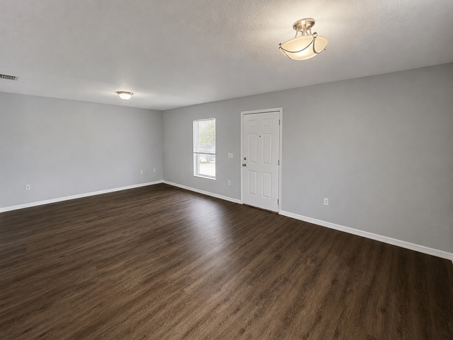 Building Photo - Spacious 2BR/1BA Duplex with Vaulted Ceilings & Bonus Space!