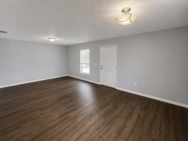Foto del edificio - Spacious 2BR/1BA Duplex with Vaulted Ceilings & Bonus Space!