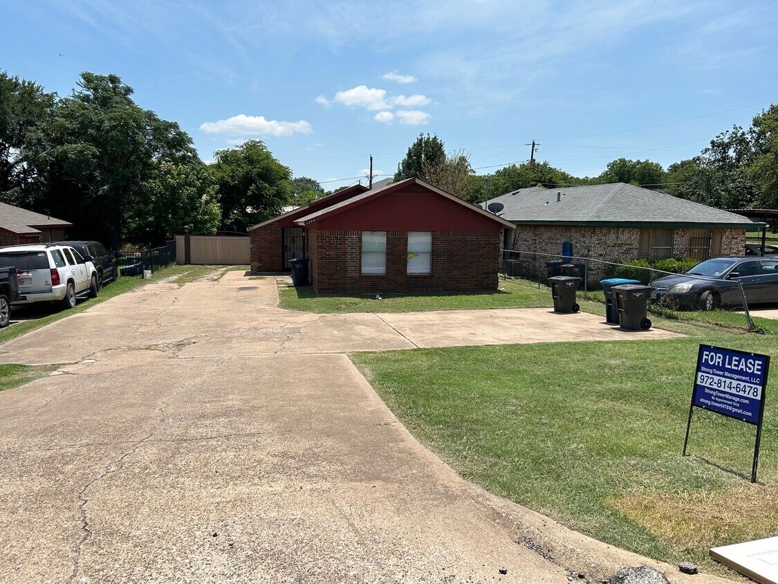 Foto principal - Newly Updated 2 Bed / 1 Bath Duplex