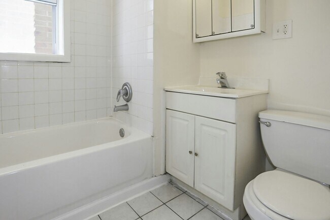 Foto del edificio - 2326 N Southport Ave
