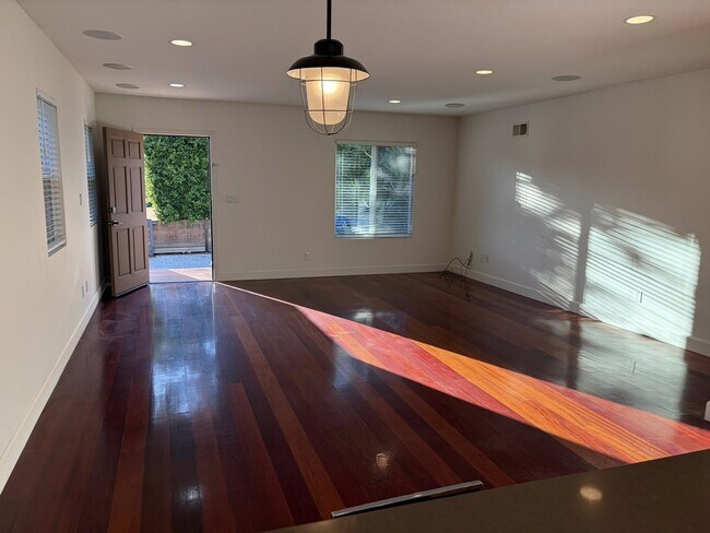 Foto del edificio - 832 N Las Palmas Ave