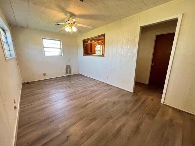 Building Photo - 545 Farm Rd