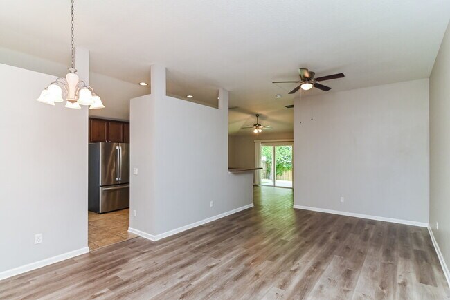 Foto del edificio - 6311 Rolling Tree Street