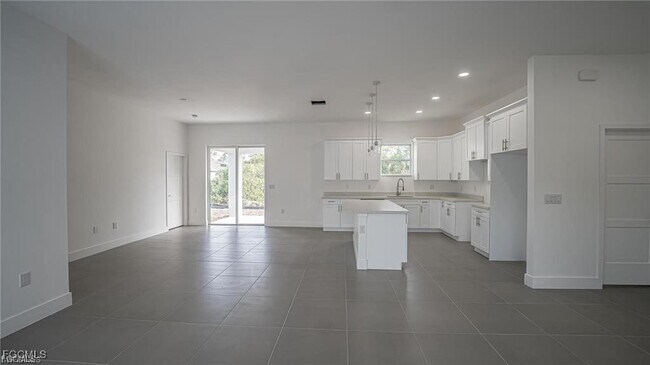 Building Photo - 744 Clancy St E