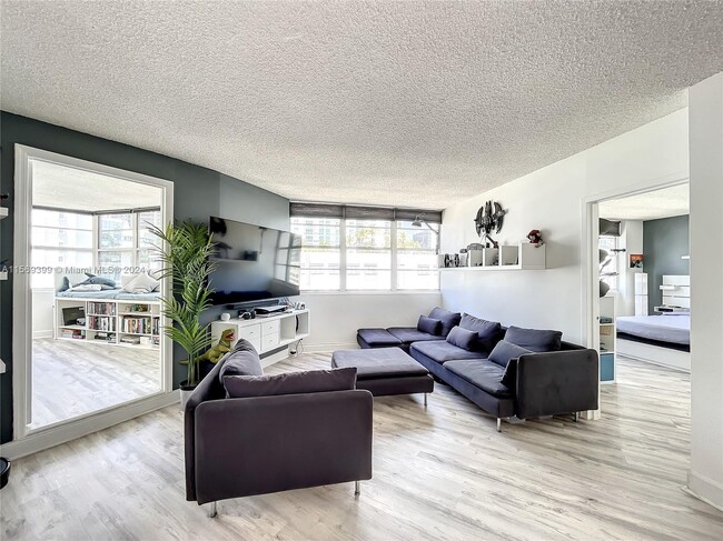 Building Photo - 999 Brickell Bay Dr