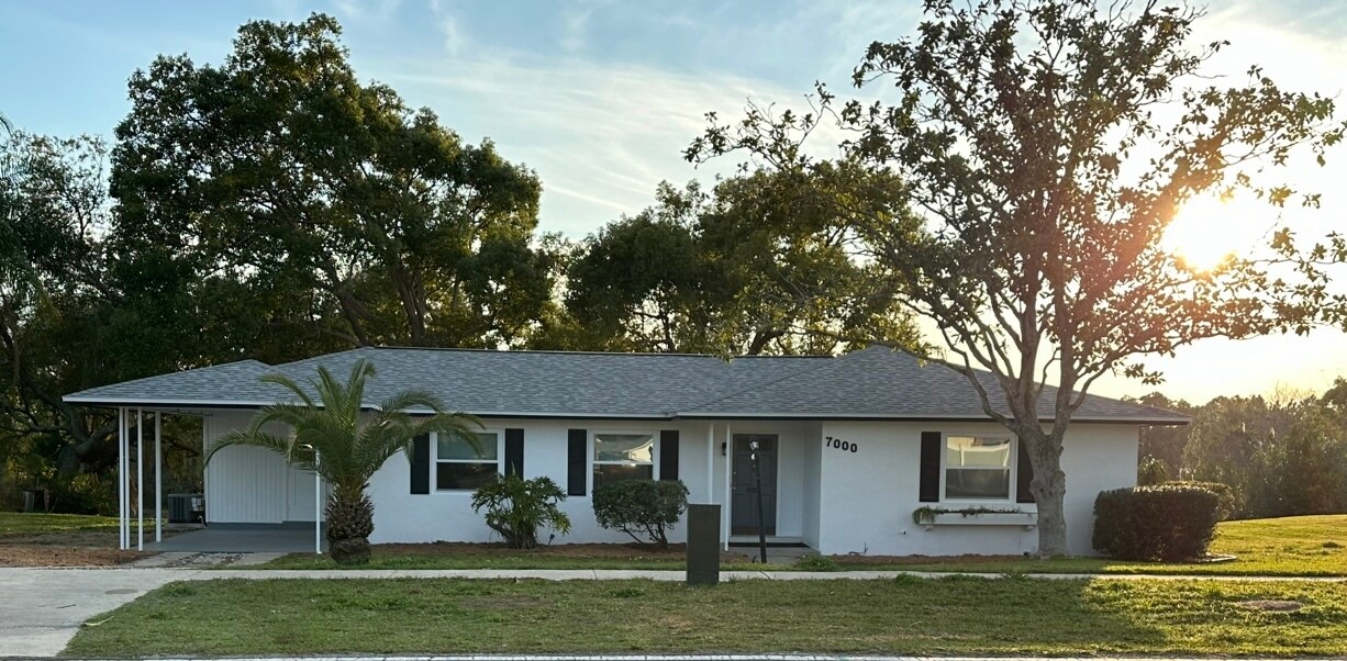 Foto principal - 7000 Pinehurst Dr
