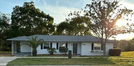 Building Photo - 7000 Pinehurst Dr