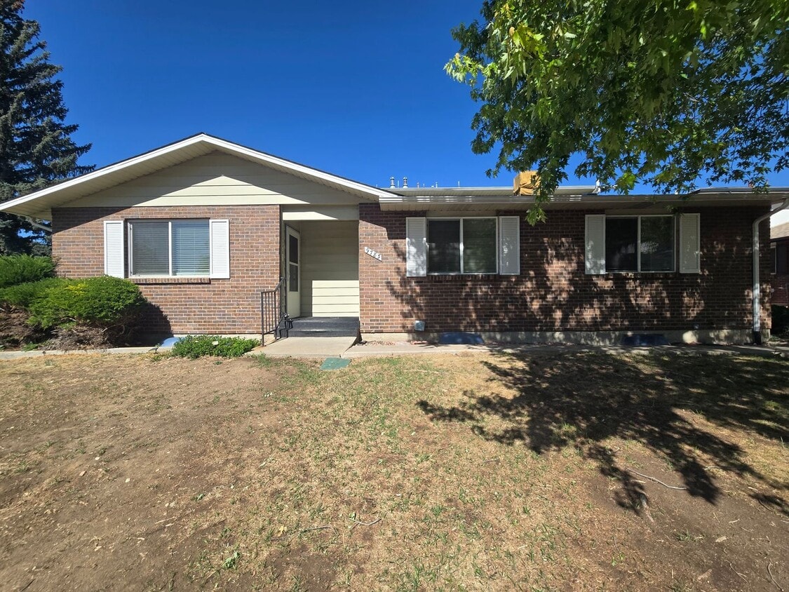 Condo with Garage, Private Patio & Unfinished Basement - Condo with Garage, Private Patio & Unfinished Basement
