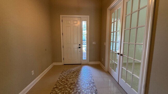Building Photo - Beautiful 4B/3B with Bonus Office Space Fo...