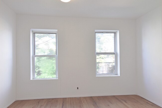 Foto del edificio - 903 Metropolitan Ave