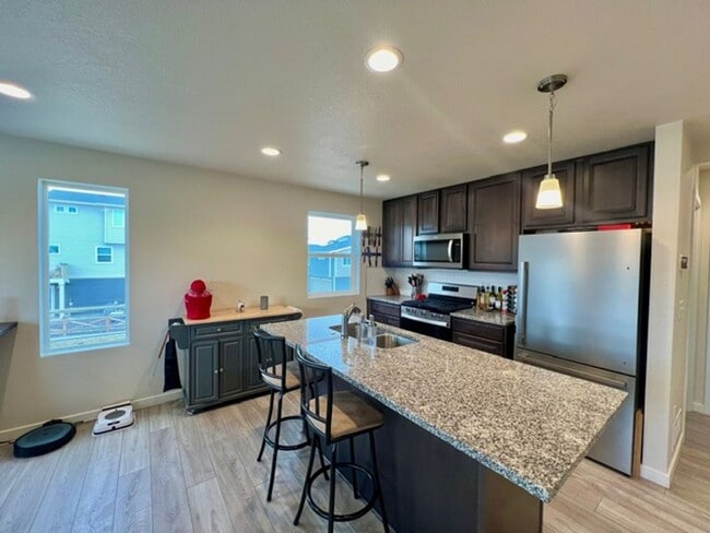 Foto del edificio - Gorgeous modern carriage style home available in Banning Lewis Ranch!
