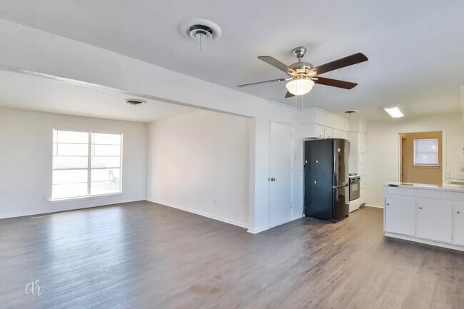 Foto del edificio - 4626 Don Juan St