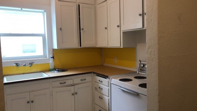 Building Photo - 813-815-817 NE A Street