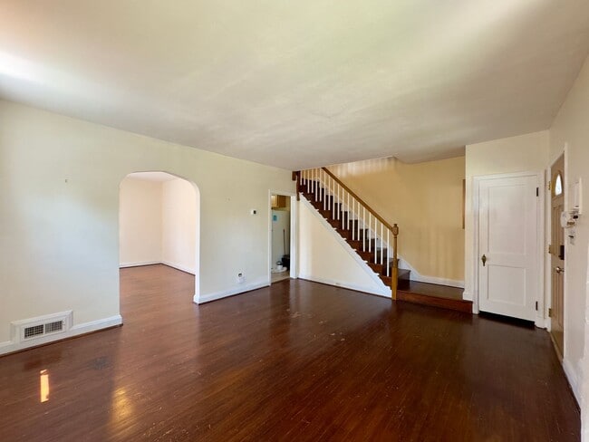 Building Photo - Charming 3 Bedroom/2 Bathroom Apartment in...
