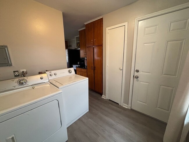 Building Photo - FURNISHED RENTAL IN MIDTOWN!!