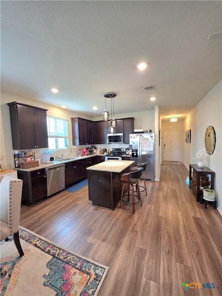 Foto del edificio - 350 Bedford Falls Ln