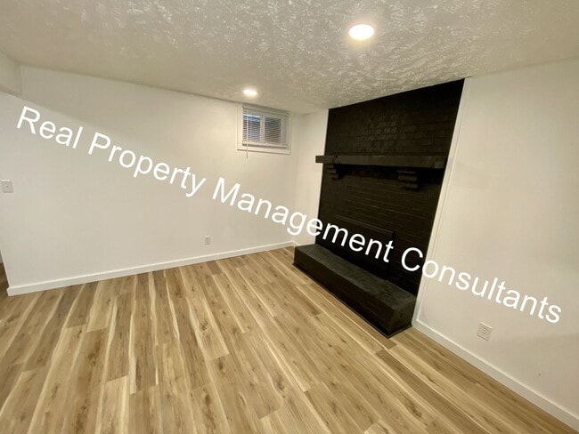 Building Photo - 2203 Twin Oaks Dr