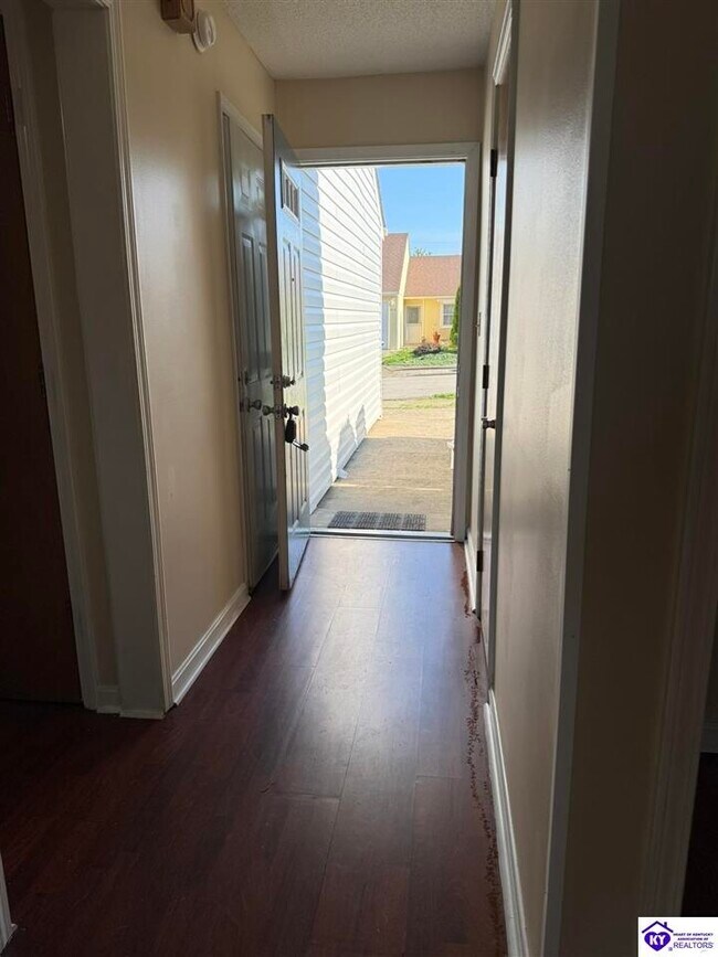 Foto del edificio - 512 Independence Ct