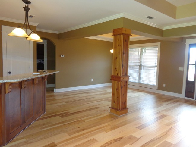 Building Photo - 107 Squirrel Hollow Dr