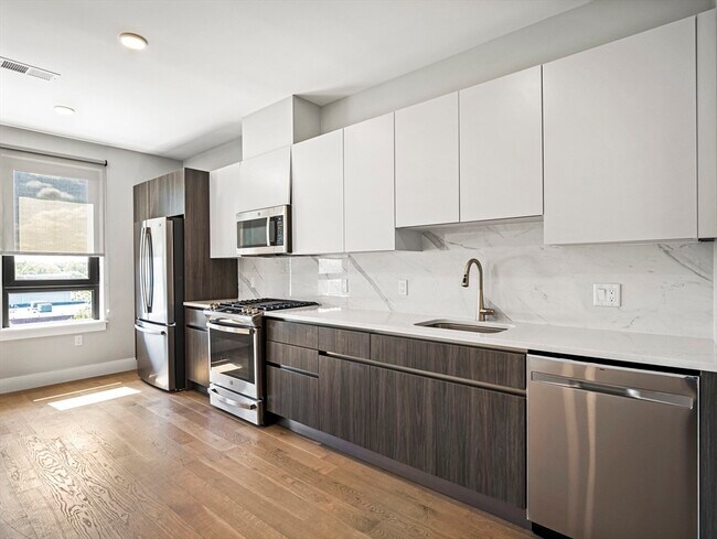 Building Photo - 9 Central St