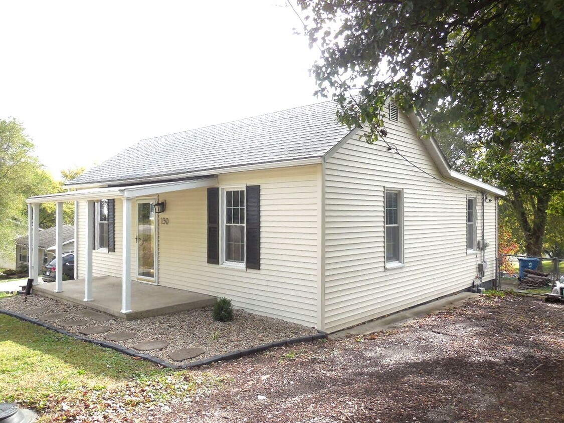 Foto principal - Two Bedroom Totally Rehabbed Home in Downt...