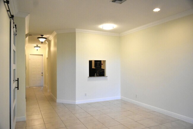 Foto del edificio - 3240 Fairway Cir