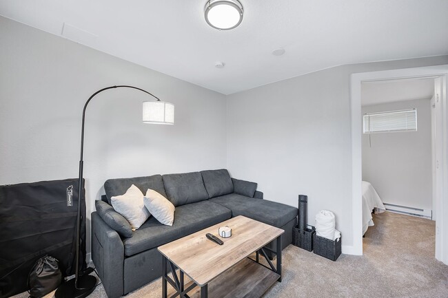Building Photo - Remodeled and Furnished 1BD, 1BA in the Hi...