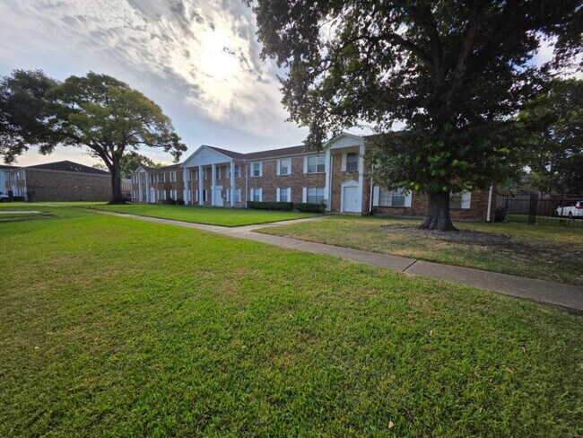 Building Photo - 7221 Beechnut St St