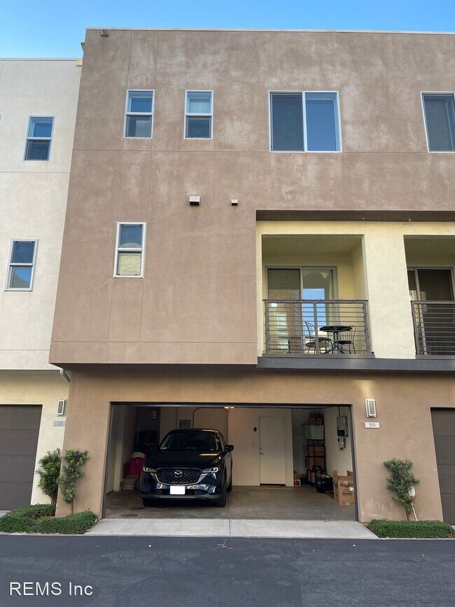 Building Photo - 2 br, 2.5 bath House - 319 Mission Rd