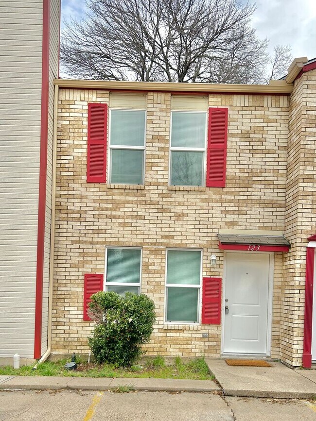 Foto del edificio - 2 Bed 1.5 Bath Townhome
