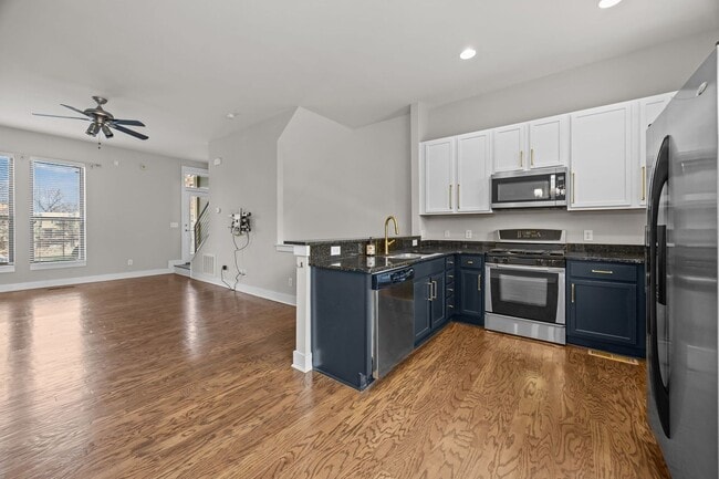 Building Photo - Modern 3-level townhome in NoDa!