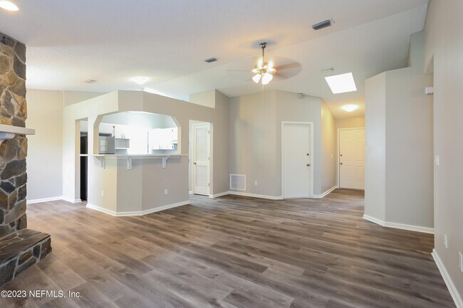 Foto del edificio - 1441 Kingfisher Ln N