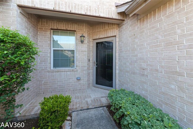 Foto del edificio - 2943 Meadowglen Crest