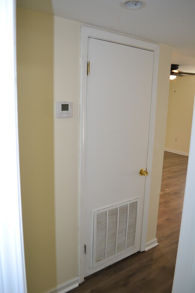 Foto del edificio - 327 Cedarwood Dr
