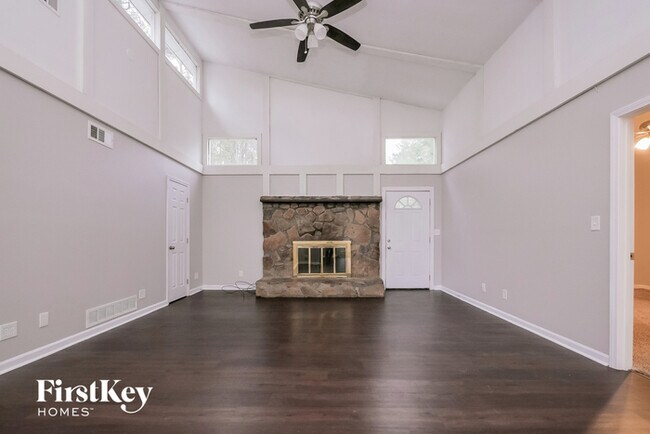 Building Photo - 70-12 12 Springs Dr
