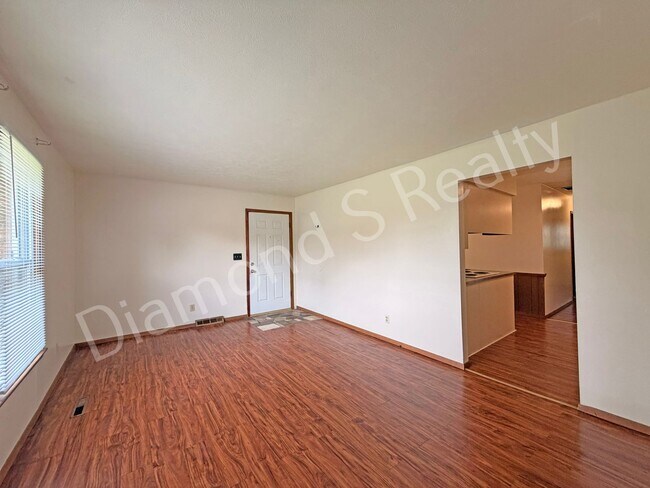 Foto del edificio - 2 Bedroom Duplex Available Now!  Great Location!