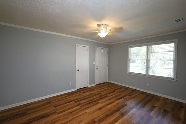 Building Photo - 1709 Azalea Dr